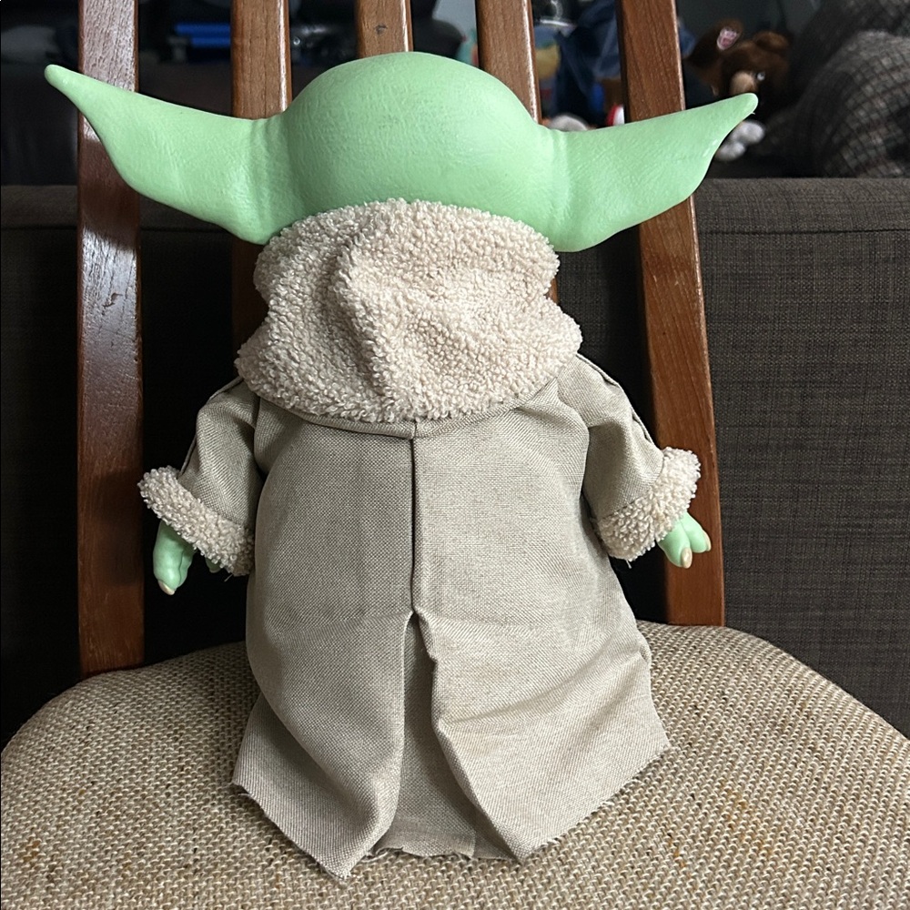 Star Wars Green Alien Plush with Cream Robe - Picture 2 of 6
